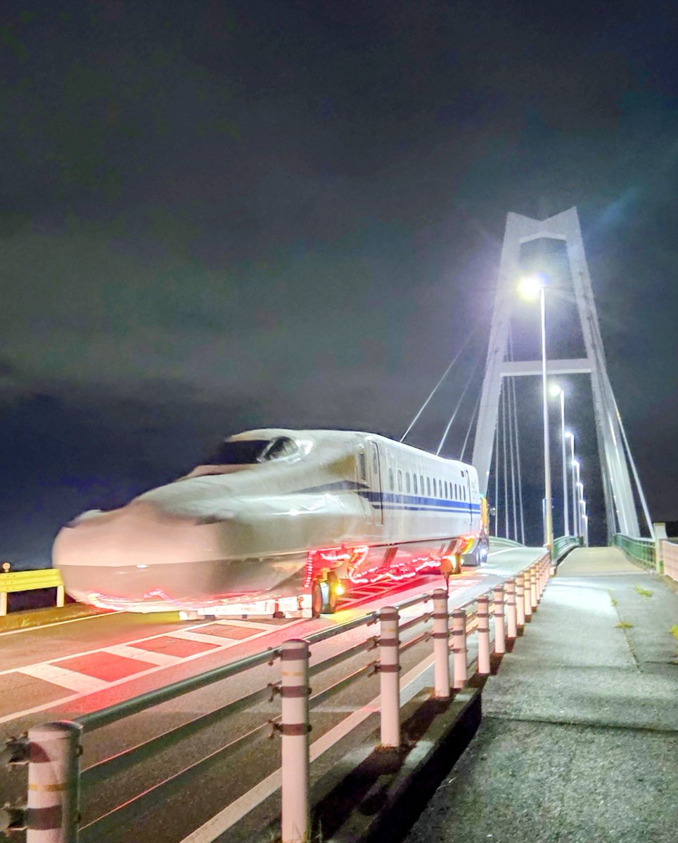 gonfrog_1's tweet photo. 新幹線陸送の写真撮影。
新幹線は深夜から明け方に大抵２両ずつ輸送されます。
豊川市の日本車両からの陸送を追っかけ撮影しました。
ＪＲ西日本、N700S。
ＪＲ東海、N700S、ドクターS。
台湾高速鉄道、N700ST 。
@sundayfunday929 
#サンファン929
#新幹線
#新幹線陸送
#ドクターS
#台湾高速鉄道 https://t.co/WadujPLBuD