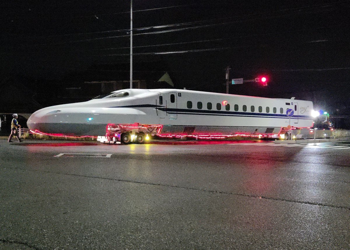gonfrog_1's tweet photo. 新幹線陸送の写真撮影。
新幹線は深夜から明け方に大抵２両ずつ輸送されます。
豊川市の日本車両からの陸送を追っかけ撮影しました。
ＪＲ西日本、N700S。
ＪＲ東海、N700S、ドクターS。
台湾高速鉄道、N700ST 。
@sundayfunday929 
#サンファン929
#新幹線
#新幹線陸送
#ドクターS
#台湾高速鉄道 https://t.co/WadujPLBuD