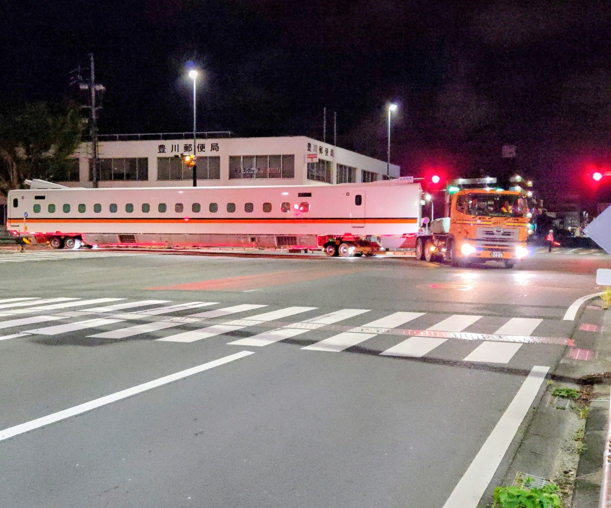 gonfrog_1's tweet photo. 新幹線陸送の写真撮影。
新幹線は深夜から明け方に大抵２両ずつ輸送されます。
豊川市の日本車両からの陸送を追っかけ撮影しました。
ＪＲ西日本、N700S。
ＪＲ東海、N700S、ドクターS。
台湾高速鉄道、N700ST 。
@sundayfunday929 
#サンファン929
#新幹線
#新幹線陸送
#ドクターS
#台湾高速鉄道 https://t.co/WadujPLBuD