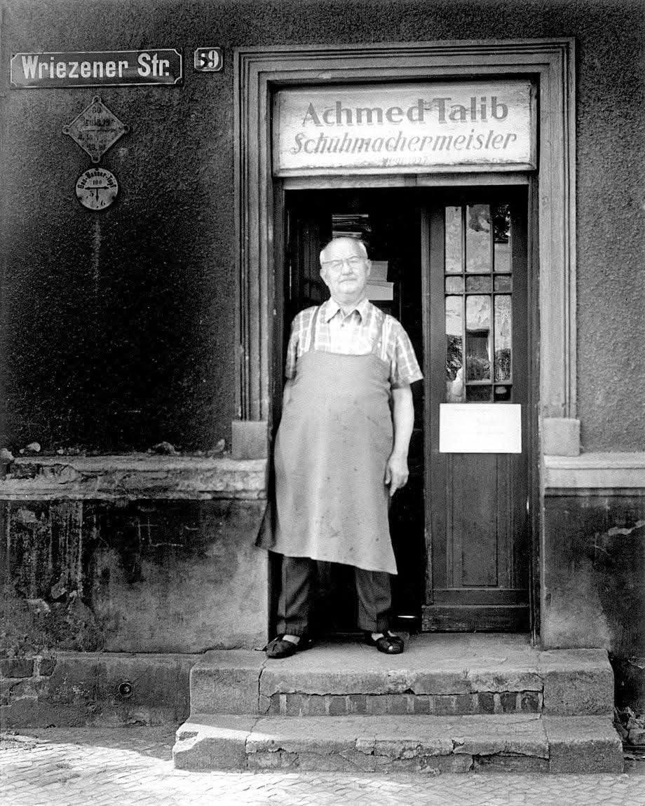 JackStr42679640's tweet photo. The Truth About Turkish Immigration

Turkish immigration to West Germany began on a large scale in 1961. To this day, it is falsely claimed that Germany “called” for guest workers—but it was exactly the opposite: Turkey asked for its workers to be admitted, and the Americans pressured the Federal Republic of Germany to grant this request. In the GDR, on the other hand, there were virtually no Turks living there until 1989. Achmed Talib (pictured), who had come to Germany as early as 1917 during the imperial era, was a rare exception. Here, the master shoemaker stands in front of his workshop in Fürstenwalde.

It’s astonishing how many people are completely unaware that the Federal Republic of Germany didn’t actually want the 1961 labor recruitment agreement with Turkey