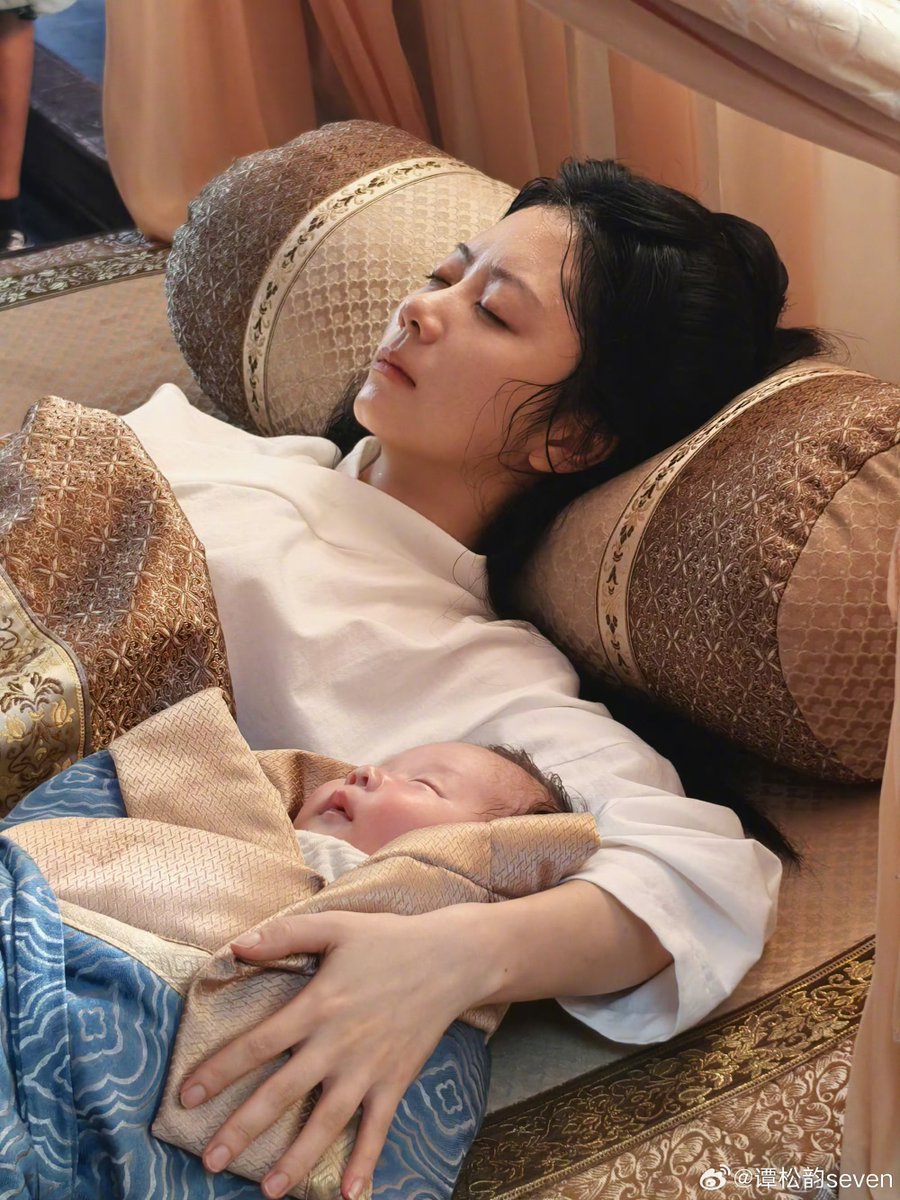 Seven31G7's tweet photo. หลานเซียงคลอดลูกสาวคนแรก แต่งเหมือนคนพึ่งคลอดจริงๆเลย

#หอมรักมิรู้เลือน https://t.co/NYcRI8QC2E