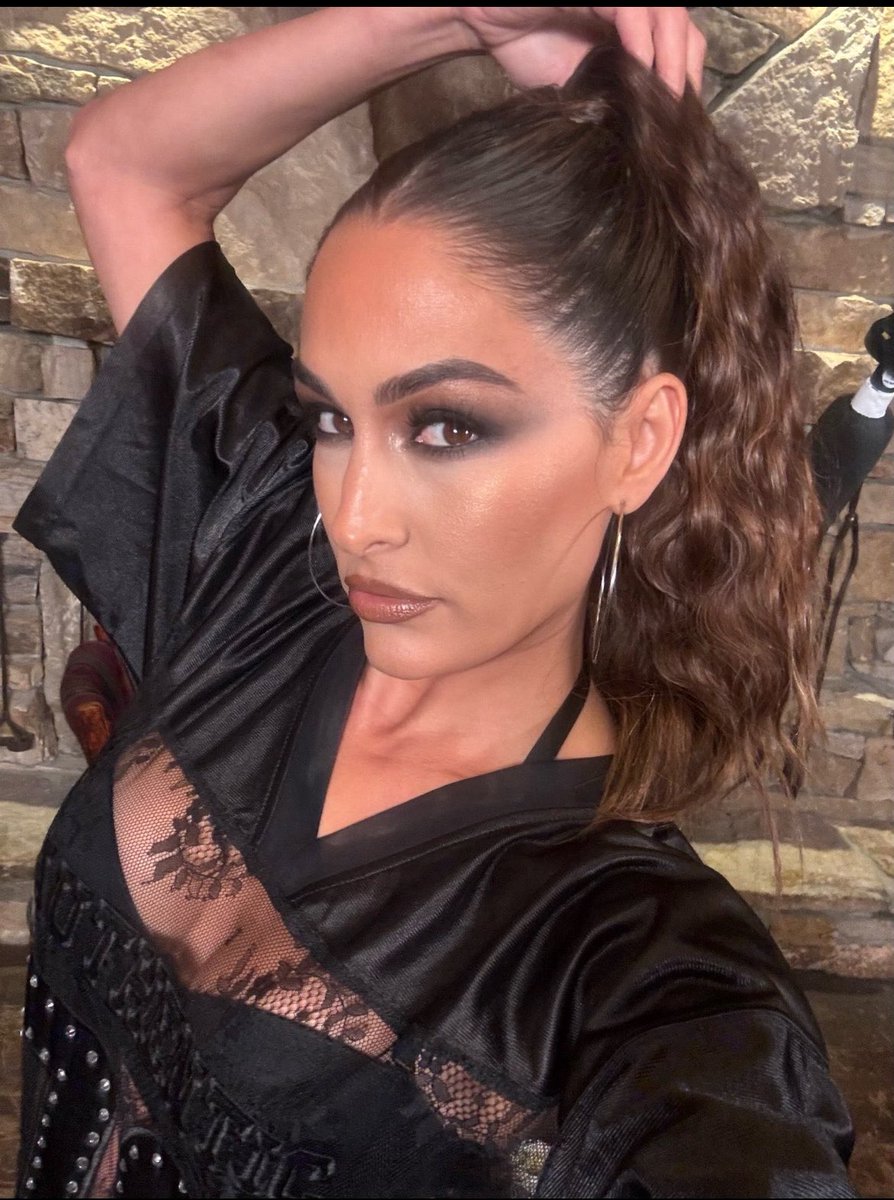 DefinesFearless's tweet photo. Silk, lace &amp; a little bit of trouble 🖤 https://t.co/vtPltyX9jF