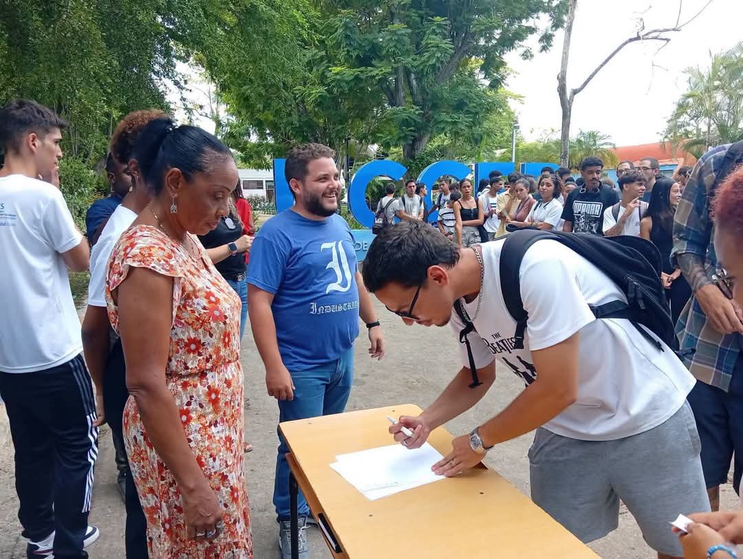 CubaMES's tweet photo. ✨ En la @deporte_cubano se efectuó el acto de ingreso de los estudiantes de primer año a la @FeuCuba. 

🇨🇺❤️ En el acto se patentizó el compromiso de los jóvenes con la defensa de la Revolución cubana.

🖊️📷 #UCCFD 
#UniversidadCubana
#Cuba https://t.co/iVBHcUrcGv