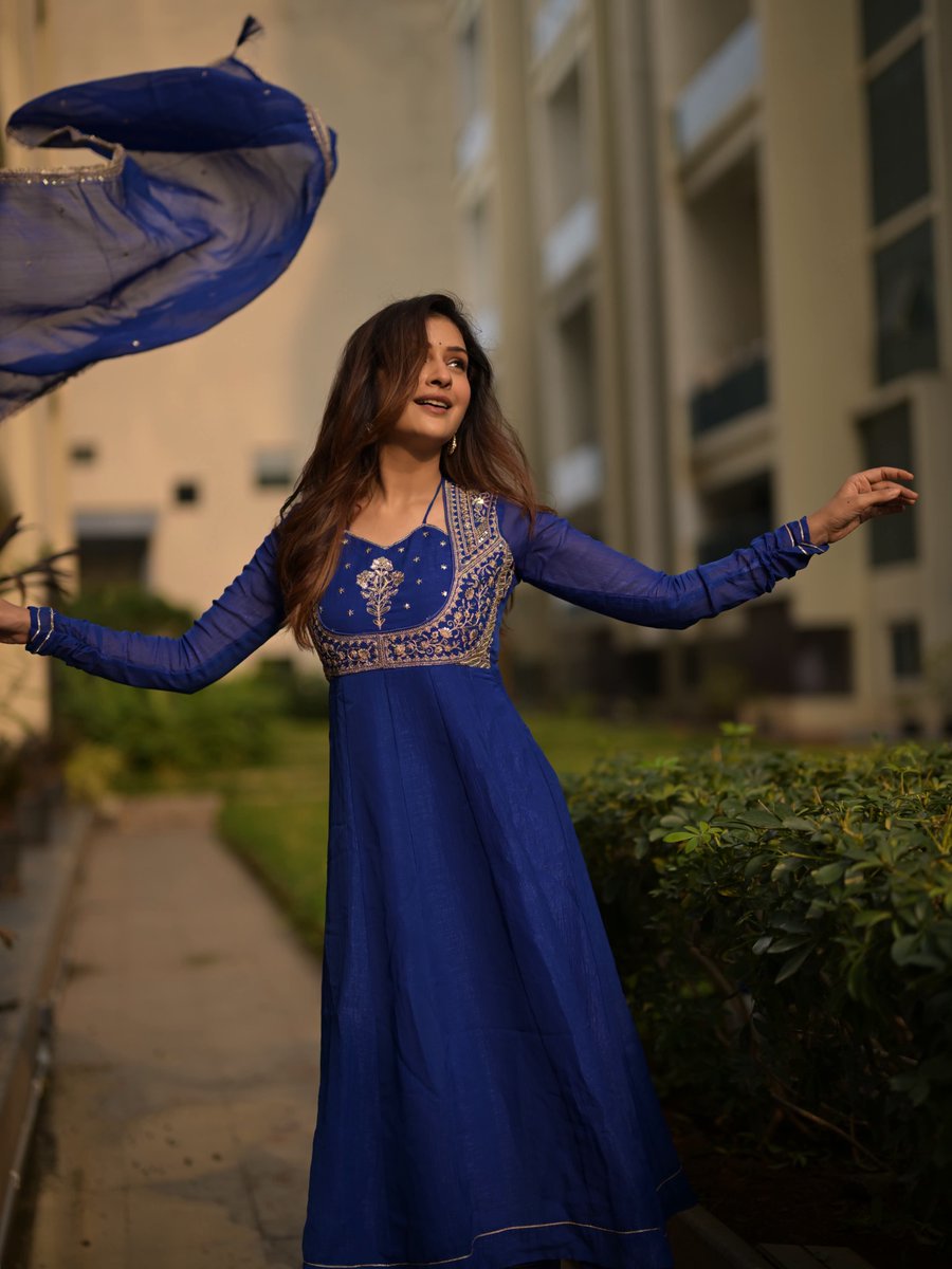 GlamQueensHQ's tweet photo. 💙✨ Payal Rajput glowing in royal blue and golden elegance! 🌿💫
#PayalRajput #GlamQueens #RoyalBlue #EthnicWear #IndianBeauty #DesiGlam #IndianFashion #TraditionalLook #Glamour #Style #Fashion #Elegant #Stunning #FashionDiaries #Beauty  https://t.co/EPAWza2UMJ