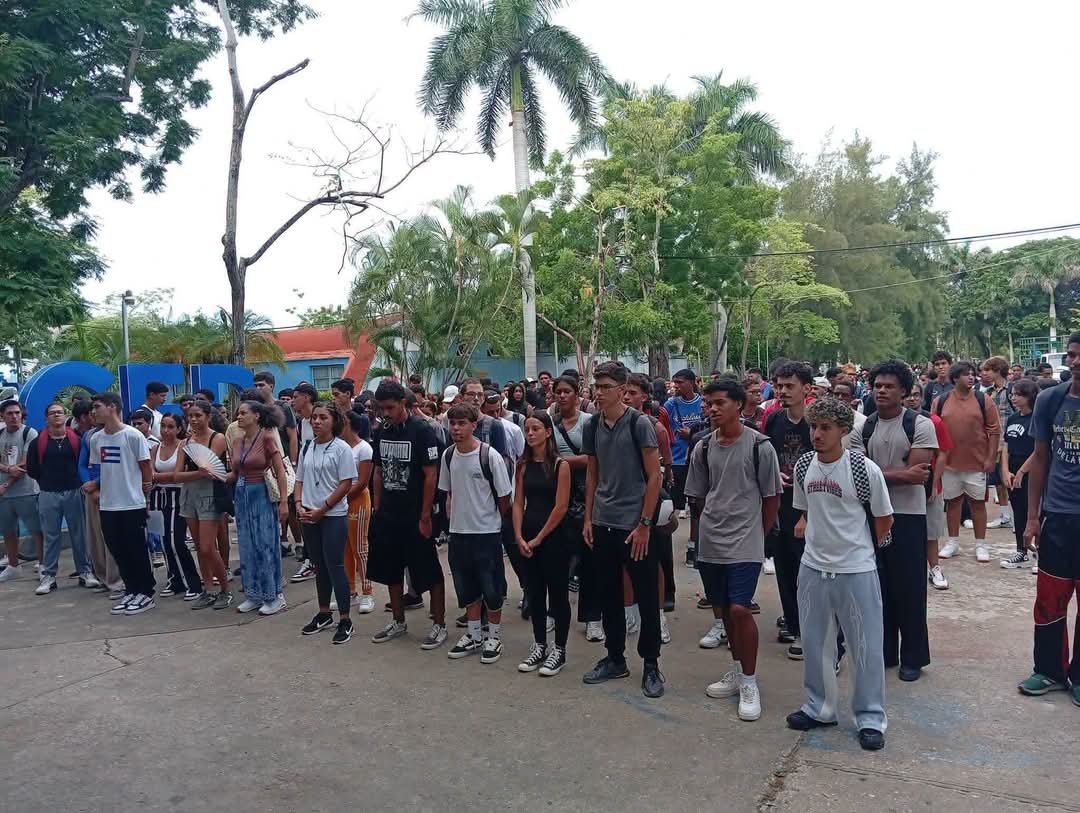 CubaMES's tweet photo. ✨ En la @deporte_cubano se efectuó el acto de ingreso de los estudiantes de primer año a la @FeuCuba. 

🇨🇺❤️ En el acto se patentizó el compromiso de los jóvenes con la defensa de la Revolución cubana.

🖊️📷 #UCCFD 
#UniversidadCubana
#Cuba https://t.co/iVBHcUrcGv