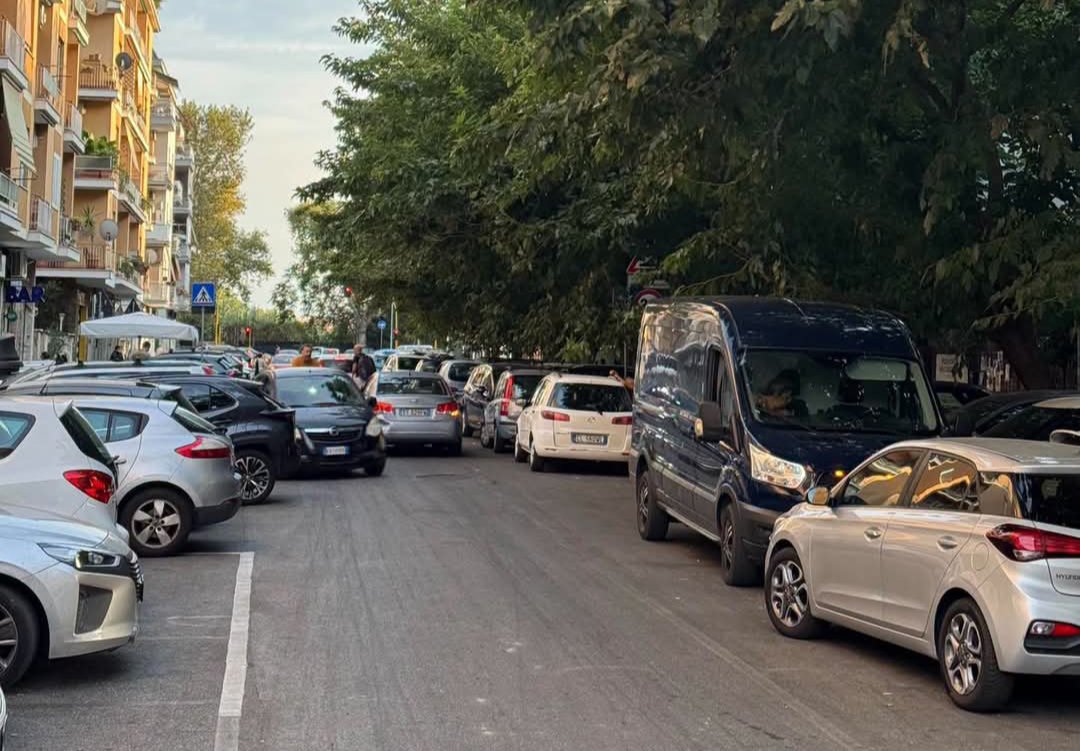 battaglia_persa's tweet photo. Via Alessandro Cruto, strada a doppio senso di marcia con un’unica doppia fila che costringe le maghine da entrambi i lati a fare gimcana se nn bloccarsi completamente, è l'esempio lampante di quanto stia funzionando la #TolleranzaZero di @gualtierieurope
#MilleSagheAppassionanti https://t.co/URP0S2s3wR
