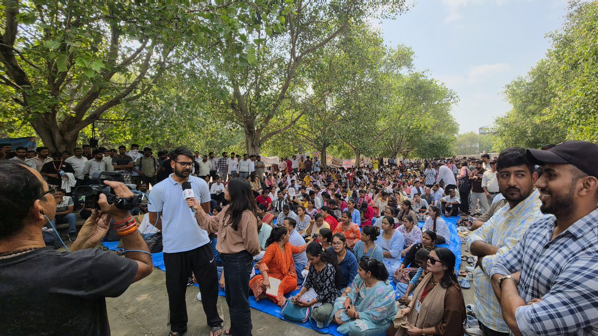 smaakash's tweet photo. @brajeshpathakup @BJP4India @BJP4UP Sir thoda ispe bhi dhyan de lijiye, 6 din se ye baithe hai 
Inka कार्य क्षेत्र आप के hi मंत्रालय में आता hai. https://t.co/Tuf2PTnmK4
