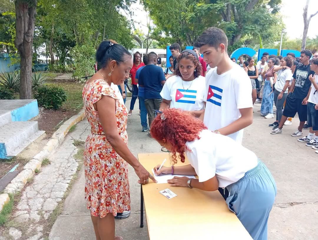 CubaMES's tweet photo. ✨ En la @deporte_cubano se efectuó el acto de ingreso de los estudiantes de primer año a la @FeuCuba. 

🇨🇺❤️ En el acto se patentizó el compromiso de los jóvenes con la defensa de la Revolución cubana.

🖊️📷 #UCCFD 
#UniversidadCubana
#Cuba https://t.co/iVBHcUrcGv