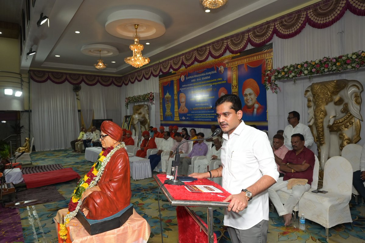 NBR4Ballari's tweet photo. ಬಳ್ಳಾರಿಯ ಜಗದ್ಗುರು ಶ್ರೀ ಕೊಟ್ಟೂರುಸ್ವಾಮಿ ಮಹಾಸಂಸ್ಥಾನ ಮಠದಲ್ಲಿ ಕಾರಣಿಕ ಯುಗ ಪುರುಷರಾದ ಹಾನಗಲ್ಲ ಶ್ರೀ ಗುರು ಕುಮಾರ ಮಹಾಶಿವಯೋಗಿಗಳ 159ನೇ ಜಯಂತ್ಯುತ್ಸವ, ತ್ರಿವಿಧ ದಾಸೋಹಿ, ಪೂಜ್ಯ ಶ್ರೀ ಜಗದ್ಗುರು ಡಾ. ಸಂಗನ ಬಸವ ಮಹಾಸ್ವಾಮಿಗಳ 88ನೇ ಜಯಂತ್ಯುತ್ಸವದ ಅಂಗವಾಗಿ ಆಯೋಜಿಸಿದ್ದ ಜೀವನ ದರ್ಶನ ಪ್ರವಚನ ಕಾರ್ಯಕ್ರಮದಲ್ಲಿ ಪಾಲ್ಗೊಂಡೆನು. https://t.co/NuuWuT6Q3q