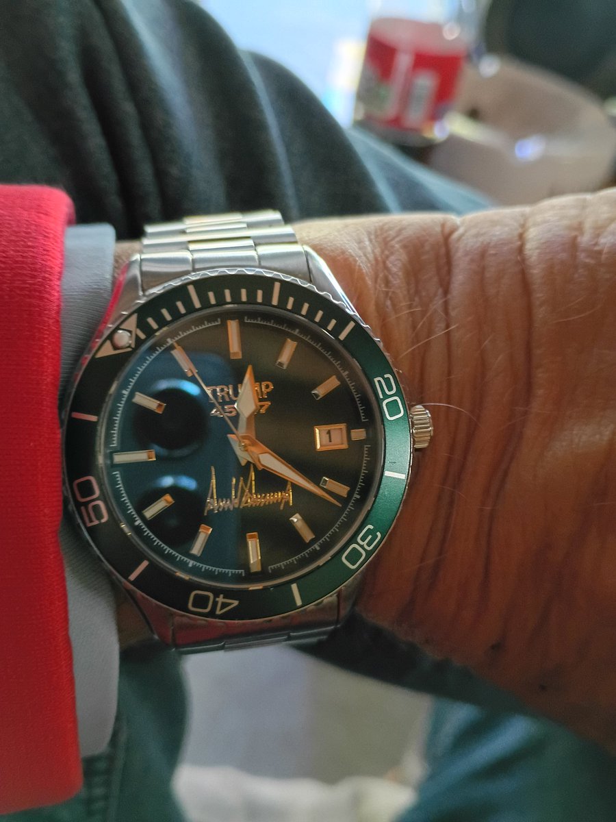 MikeFelsing's tweet photo. If no one likes Trump why is his watch collection almost completely sold out? #gotmine https://t.co/j1AxcrxVy3