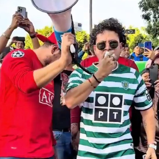 TouchlineX's tweet photo. 🚨🇲🇽 𝗡𝗘𝗪: Thousands of Cristiano Ronaldo fans gathered in Mexico SHOW THEIR SUPPORT for Ronaldo amid his situation with the Portugal national team.

They also gave Ronaldo an emotional farewell from international football.

One fan grabbed a MEGAPHONE and began shouting different phrases celebrating Cristiano Ronaldo... 

After EVERY single line, the entire crowd responded together: "SIUUUUUU!" 🇵🇹✨