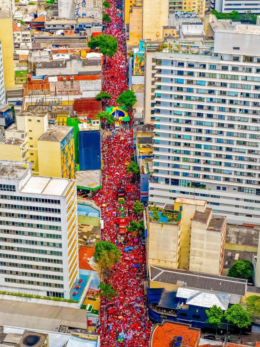 poptime's tweet photo. 🚨⭐ AGORA: Ricardo Stuckert, fotógrafo oficial de Lula desde 2003, acaba de registrar a MAIOR multidão de toda sua carreira, em foto do ato do Presidente na Rua Augusta, em SP. https://t.co/DD62RYtcsR