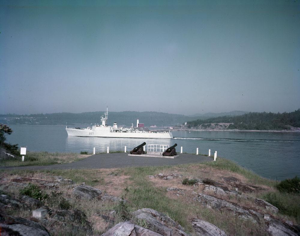ReadyAyeReady's tweet photo. HMCS Skeena leaving Esquimalt 1958. Photo: Canada. Dept. of National Defence/Library and Archives Canada, Wikimedia Commons #RCN https://t.co/eR4370J60D