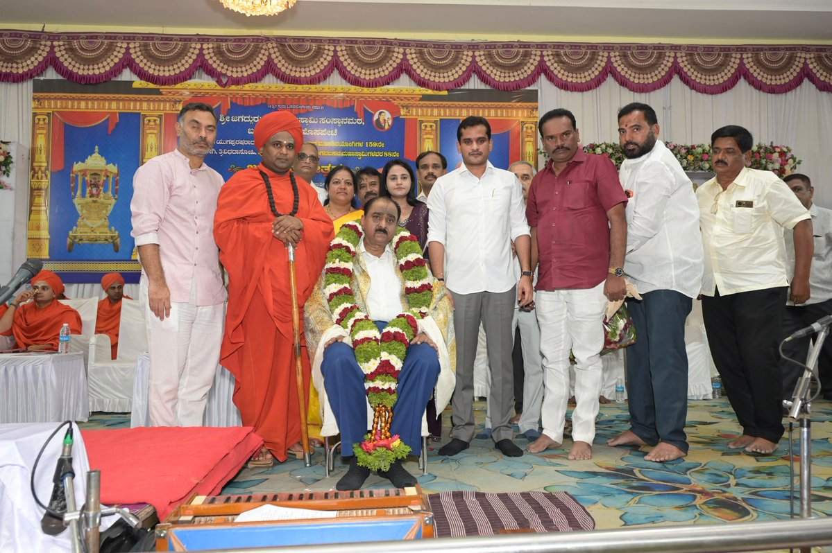 NBR4Ballari's tweet photo. ಬಳ್ಳಾರಿಯ ಜಗದ್ಗುರು ಶ್ರೀ ಕೊಟ್ಟೂರುಸ್ವಾಮಿ ಮಹಾಸಂಸ್ಥಾನ ಮಠದಲ್ಲಿ ಕಾರಣಿಕ ಯುಗ ಪುರುಷರಾದ ಹಾನಗಲ್ಲ ಶ್ರೀ ಗುರು ಕುಮಾರ ಮಹಾಶಿವಯೋಗಿಗಳ 159ನೇ ಜಯಂತ್ಯುತ್ಸವ, ತ್ರಿವಿಧ ದಾಸೋಹಿ, ಪೂಜ್ಯ ಶ್ರೀ ಜಗದ್ಗುರು ಡಾ. ಸಂಗನ ಬಸವ ಮಹಾಸ್ವಾಮಿಗಳ 88ನೇ ಜಯಂತ್ಯುತ್ಸವದ ಅಂಗವಾಗಿ ಆಯೋಜಿಸಿದ್ದ ಜೀವನ ದರ್ಶನ ಪ್ರವಚನ ಕಾರ್ಯಕ್ರಮದಲ್ಲಿ ಪಾಲ್ಗೊಂಡೆನು. https://t.co/NuuWuT6Q3q