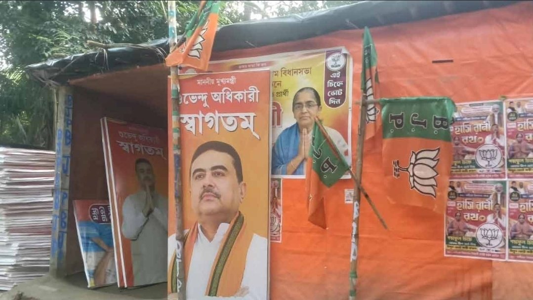 Banglar_Tintin's tweet photo. 🚨 𝐌𝐮𝐬𝐥𝐢𝐦 𝐘𝐨𝐮𝐭𝐡𝐬 𝐎𝐩𝐞𝐧 𝐅𝐢𝐫𝐬𝐭 𝐁𝐉𝐏 𝐎𝐟𝐟𝐢𝐜𝐞 𝐢𝐧 𝐍𝐚𝐧𝐝𝐢𝐠𝐫𝐚𝐦 𝟐𝟒 𝐇𝐫𝐬 𝐀𝐟𝐭𝐞𝐫 𝐒𝐮𝐯𝐞𝐧𝐝𝐮’𝐬 𝐀𝐩𝐩𝐞𝐚𝐥🪷

Just 24 hours after CM Suvendu Adhikari’s appeal for “friendship” with the minority community, local Muslim youths in Sarberia, Nandigram reportedly set up a BJP party office.

The bamboo-and-tarpaulin office, decorated with BJP leaders’ photographs, has been described by local party workers as the first BJP office in Nandigram established by members of the minority community.

🗣️ Anwar Ali Shah, who is overseeing the office, said some members had previously supported TMC but later became disillusioned and decided to support Suvendu Adhikari.

📍 Sarberia
• Around 1,700 voters across two booths
• Around 70% reportedly belong to the minority community
• Local supporters say they will back BJP candidate Hasi Rani Rath

The development follows Adhikari’s Friday outreach to minority voters, when he described the October 6 Nandigram bypoll as an opportunity to “build friendship” and work together for development.

He also said minority voters would not be forced to chant “Jai Shri Ram” if they did not want to.

Whether this represents a wider shift among minority voters will ultimately be reflected in the October 9 result.
@BJP4Bengal