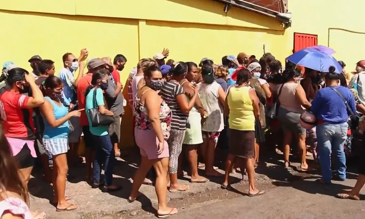 rafael_qtt's tweet photo. @gabixffc verdade, parece a fila do osso do gov. frouxonaro https://t.co/A6t6wy4gWY