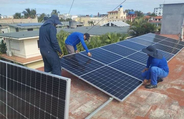 EducativoCuba's tweet photo. 🇨🇺| Presidente @DiazCanelB:

La matriz energética de #Cuba ha tenido una transformación importante: 71% proviene de la generación térmica, 21 % de parques solares, y un 8% de los sistemas fotovoltaicos de viviendas y centros económicos y sociales.

📹| https://t.co/RMaO8lH6iM… https://t.co/q41HnORzmO