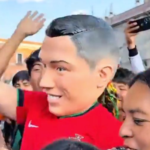 TouchlineX's tweet photo. 🚨🇲🇽 𝗡𝗘𝗪: Thousands of Cristiano Ronaldo fans gathered in Mexico SHOW THEIR SUPPORT for Ronaldo amid his situation with the Portugal national team.

They also gave Ronaldo an emotional farewell from international football.

One fan grabbed a MEGAPHONE and began shouting different phrases celebrating Cristiano Ronaldo... 

After EVERY single line, the entire crowd responded together: "SIUUUUUU!" 🇵🇹✨