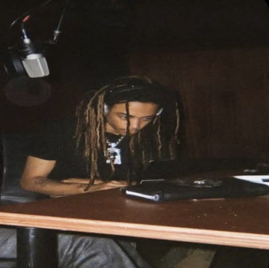 llllosta's tweet photo. what’s a Che song that he went mega flowstate in? https://t.co/Hosr6KqOgb