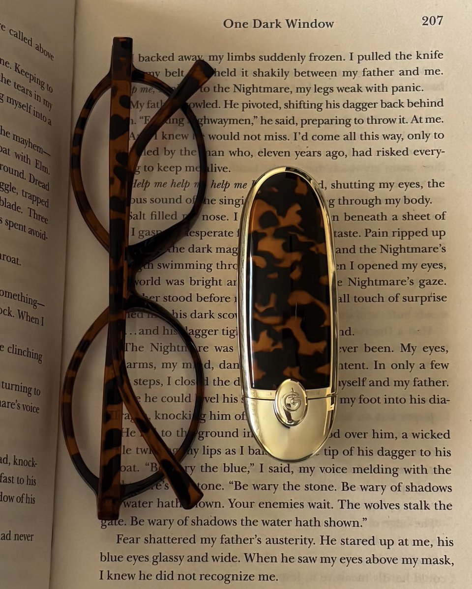 pacuzl's tweet photo. books are my kind of escape https://t.co/R6dtOA9Kyg