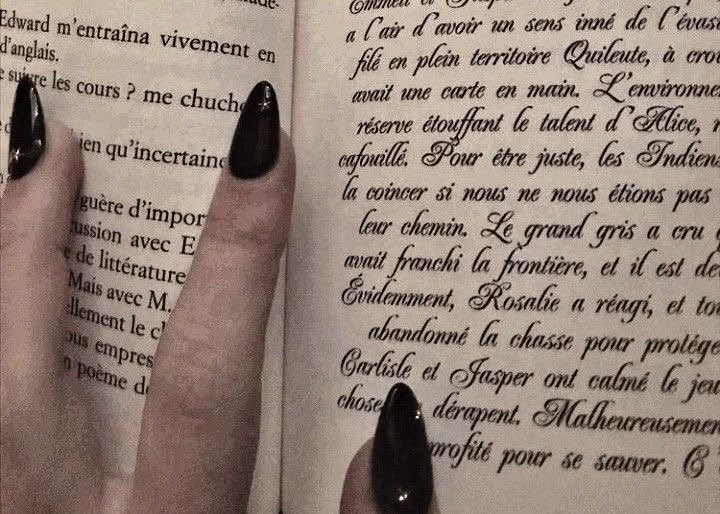 pacuzl's tweet photo. books are my kind of escape https://t.co/R6dtOA9Kyg