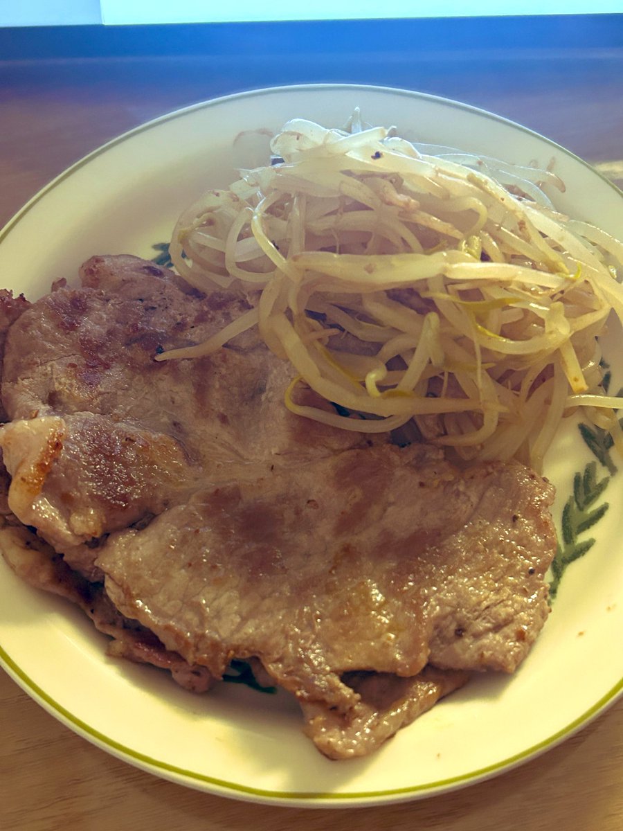 galzmor's tweet photo. 昨日の夜食べたやつ。もやしがもっと必要だった https://t.co/Cx3OdCD8Ir