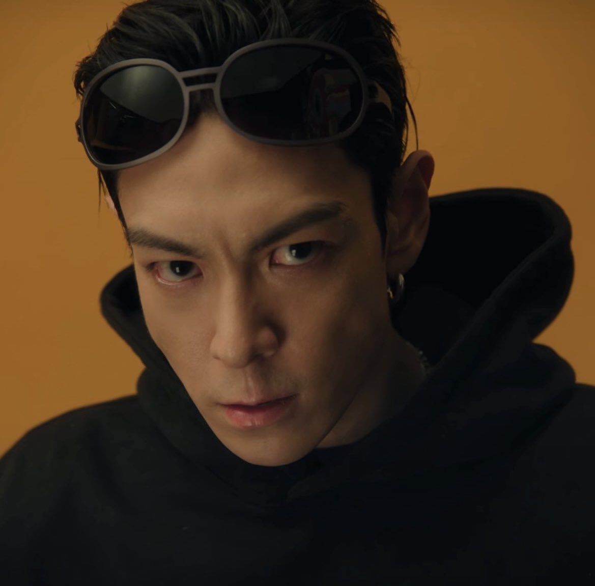 seungt0phyun's tweet photo. TOP wanted NANA to star in his mv so bad that he straight up told her “even if you end up not wanting to, please just listen to the song” 😭❤️

🔝: After finishing the song (Studio54), I thought of Nana. The role required someone who could express madness and elegance at the same time.
I asked her carefully myself: “Even if you end up refusing, please just listen to the song first.” Thankfully, she agreed immediately.