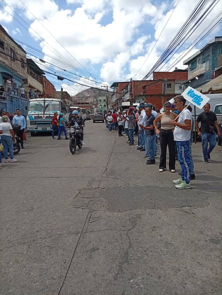 angelcacique's tweet photo. #3Oct26 1)@VenteVenezuela #Catia Desde la iglesia Los 12 Apóstoles (BIMA), barrio Isaías Medina Angarita, hasta la calle el comercio Los Magallanes de Catia https://t.co/IodaVMa0Ii