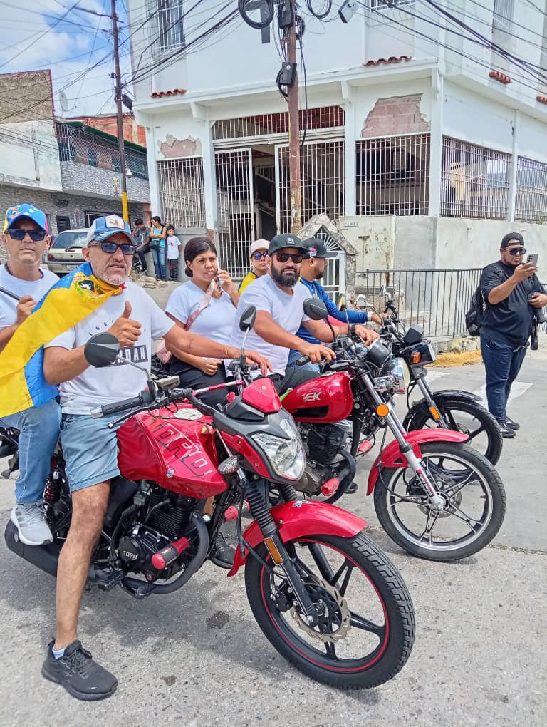 angelcacique's tweet photo. #3Oct26 1)@VenteVenezuela #Catia Desde la iglesia Los 12 Apóstoles (BIMA), barrio Isaías Medina Angarita, hasta la calle el comercio Los Magallanes de Catia https://t.co/IodaVMa0Ii