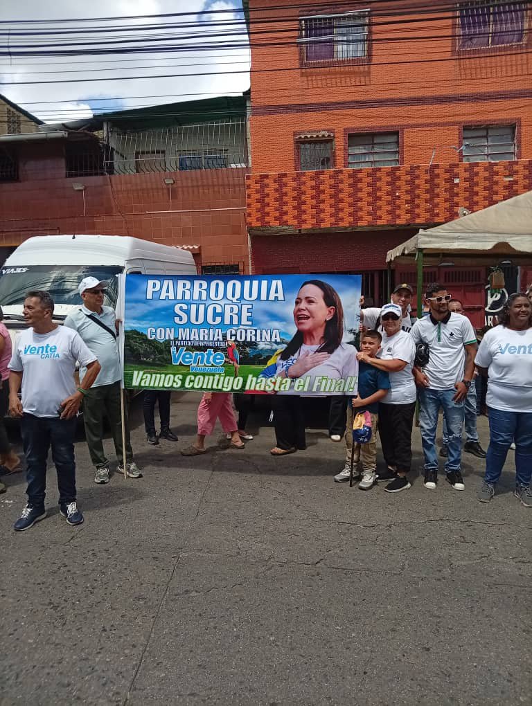 angelcacique's tweet photo. #3Oct26 1)@VenteVenezuela #Catia Desde la iglesia Los 12 Apóstoles (BIMA), barrio Isaías Medina Angarita, hasta la calle el comercio Los Magallanes de Catia https://t.co/IodaVMa0Ii