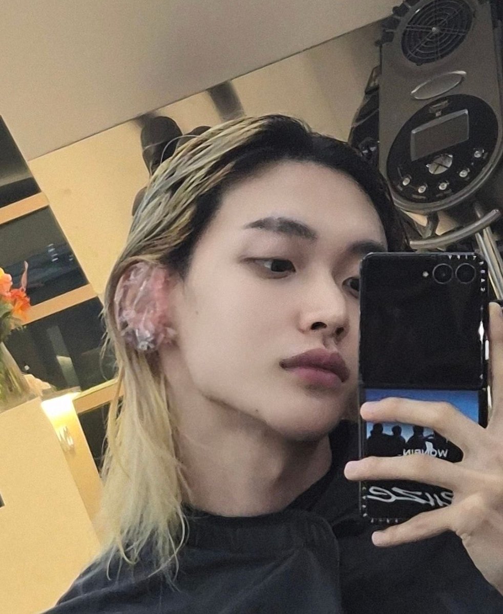 bbinniebape's tweet photo. “จริง ๆ แล้วผมชอบอะไรแบบนั้นมากกว่า”･ᴗ･̥̥̥ อยากให้วอนบินได้ทำทรงนี้���่อย ๆ เลย เห็นบอกว่าลุคที่ชอบที่สุดก็เป็นตอนimpossibleที่ผมยาวสีบลอนด์ด้วยหนิ ทุกครั้งที่กลับไปค้นทรศ.ตัวเองแล้วเจอรูปเก่า ๆ ฮีก็วอแวตลอดอะ เอาแบบย้อม��าวรเติมโคนทุกอาทิตย์ไปเลยมั้ยล่ะ https://t.co/DzpsM6VGYs