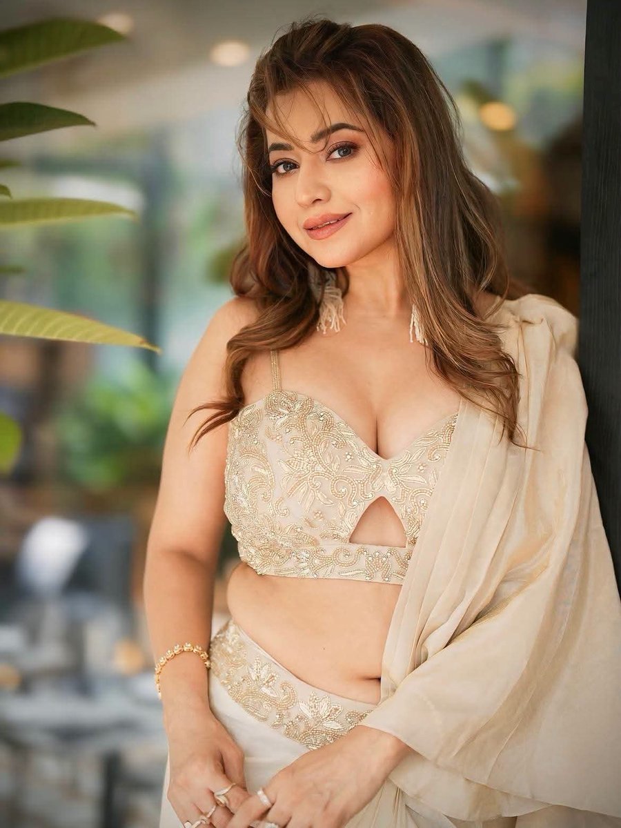 GlamQueensHQ's tweet photo. 🤍✨ Ridhima Tiwari radiating elegance in this gorgeous ivory look! 🌸💫
#RidhimaTiwari #GlamQueens #IndianBeauty #EthnicLook #IndianFashion #DesiGlam #ElegantStyle #Glamour #Fashion #Style #Beauty #Stunning #ChicLook #FashionDiaries #GlamStyle https://t.co/qHLZEr7bbv