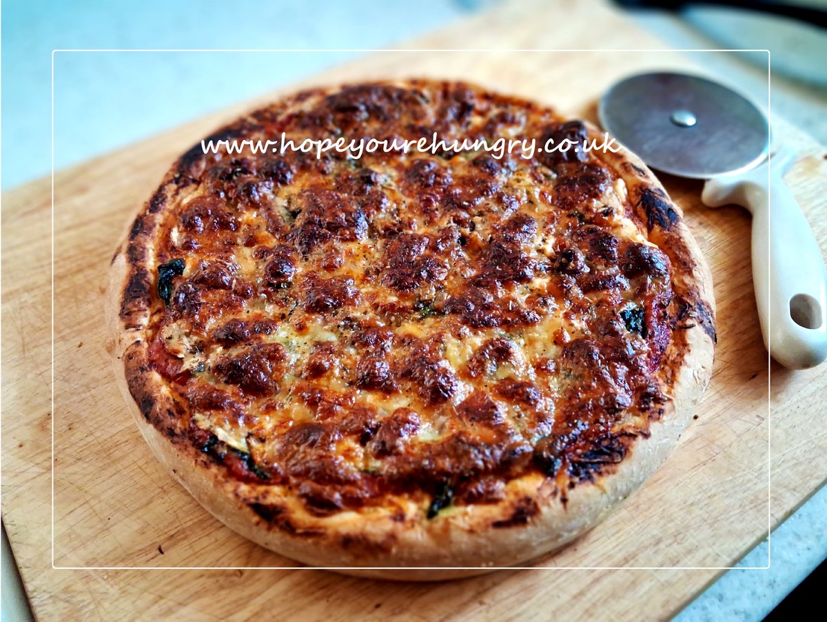 re_hungry's tweet photo. Happy #Saturday lovely Hungrys! It's the weekend & perfect for an easy cheesy pizza feast - recipe: https://t.co/1Z04eMUEbA Handmade, homemade & heavenly, deliciously fresh #pizza made just how you like it! Stay hungry! ;) x #bakeithappen #recipes #cheese #bake #mozzarella https://t.co/Lil17SazDy