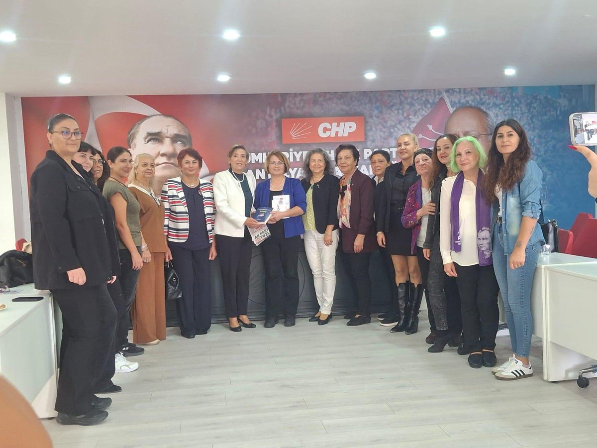 ckdgenelmerkez_'s tweet photo. 📍CHP Antalya Kadın Kolları’ndan CKD’ye Yeni Üyeler

CHP Antalya Kadın Kolları İl Başkanı Kezban Kaya, CHP Konyaaltı Kadın Kolları Başkanı Funda Yaşar ve Kepez Alevi Kültür Derneği yöneticisi Tülay Sağlam, Cumhuriyet Kadınları Derneği’ne üye oldu.

CKD Genel Merkez Yöneticileri, CKD Konyaaltı Şube Başkanı, CKD Kepez Şube Başkanı ve şube yöneticilerinin katılımıyla CHP Antalya İl Başkanlığı’na bir ziyaret gerçekleştirildi.

Gerçekleştirilen görüşmede kadınların örgütlü mücadelesi, kadınların toplumsal yaşamda daha güçlü şekilde yer alması üzerine verimli bir değerlendirme yapıldı.

Görüşmede ayrıca birlikte çalışma ve dayanışmayı geliştirme konusunda görüş birliğine varılırken, yeni CKD şubelerinin açılması için ortak çalışmalar yürütülmesi kararlaştırıldı.