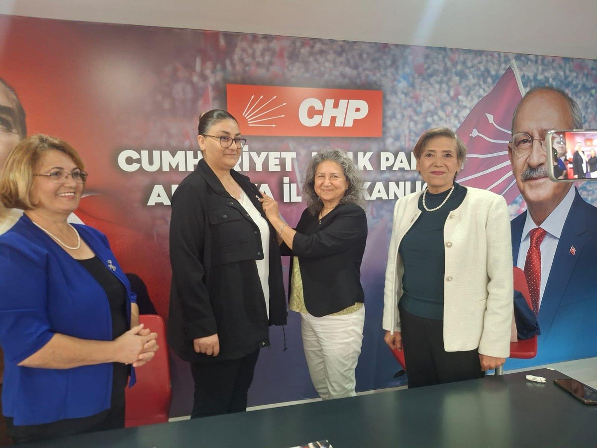 ckdgenelmerkez_'s tweet photo. 📍CHP Antalya Kadın Kolları’ndan CKD’ye Yeni Üyeler

CHP Antalya Kadın Kolları İl Başkanı Kezban Kaya, CHP Konyaaltı Kadın Kolları Başkanı Funda Yaşar ve Kepez Alevi Kültür Derneği yöneticisi Tülay Sağlam, Cumhuriyet Kadınları Derneği’ne üye oldu.

CKD Genel Merkez Yöneticileri, CKD Konyaaltı Şube Başkanı, CKD Kepez Şube Başkanı ve şube yöneticilerinin katılımıyla CHP Antalya İl Başkanlığı’na bir ziyaret gerçekleştirildi.

Gerçekleştirilen görüşmede kadınların örgütlü mücadelesi, kadınların toplumsal yaşamda daha güçlü şekilde yer alması üzerine verimli bir değerlendirme yapıldı.

Görüşmede ayrıca birlikte çalışma ve dayanışmayı geliştirme konusunda görüş birliğine varılırken, yeni CKD şubelerinin açılması için ortak çalışmalar yürütülmesi kararlaştırıldı.