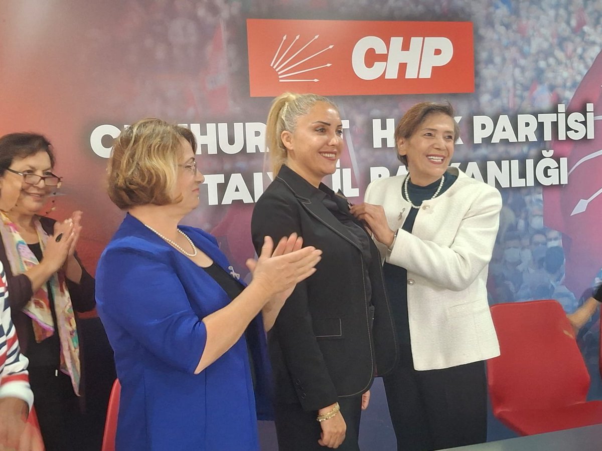ckdgenelmerkez_'s tweet photo. 📍CHP Antalya Kadın Kolları’ndan CKD’ye Yeni Üyeler

CHP Antalya Kadın Kolları İl Başkanı Kezban Kaya, CHP Konyaaltı Kadın Kolları Başkanı Funda Yaşar ve Kepez Alevi Kültür Derneği yöneticisi Tülay Sağlam, Cumhuriyet Kadınları Derneği’ne üye oldu.

CKD Genel Merkez Yöneticileri, CKD Konyaaltı Şube Başkanı, CKD Kepez Şube Başkanı ve şube yöneticilerinin katılımıyla CHP Antalya İl Başkanlığı’na bir ziyaret gerçekleştirildi.

Gerçekleştirilen görüşmede kadınların örgütlü mücadelesi, kadınların toplumsal yaşamda daha güçlü şekilde yer alması üzerine verimli bir değerlendirme yapıldı.

Görüşmede ayrıca birlikte çalışma ve dayanışmayı geliştirme konusunda görüş birliğine varılırken, yeni CKD şubelerinin açılması için ortak çalışmalar yürütülmesi kararlaştırıldı.
