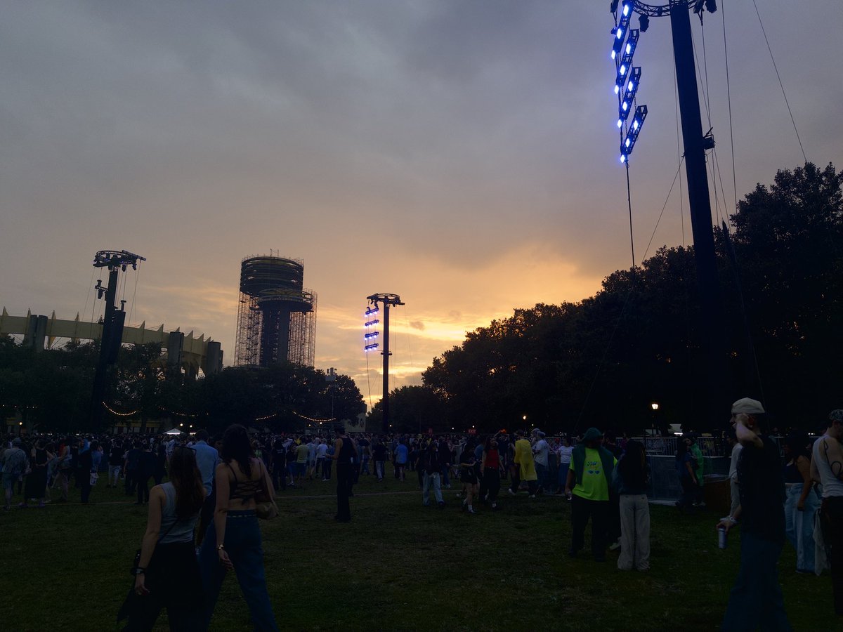 nielsj_'s tweet photo. Third Strokes concert, Flushing Meadows. STILL GOT IT. It's actually inspiring how much they've still got it

First time hearing these live: "Heart in a Cage," "New York City Cops" (!), "Gratisfaction," "Under Control." Really loved hearing AHJ harmonize live on "Gratisfaction" https://t.co/MgumSnfk25