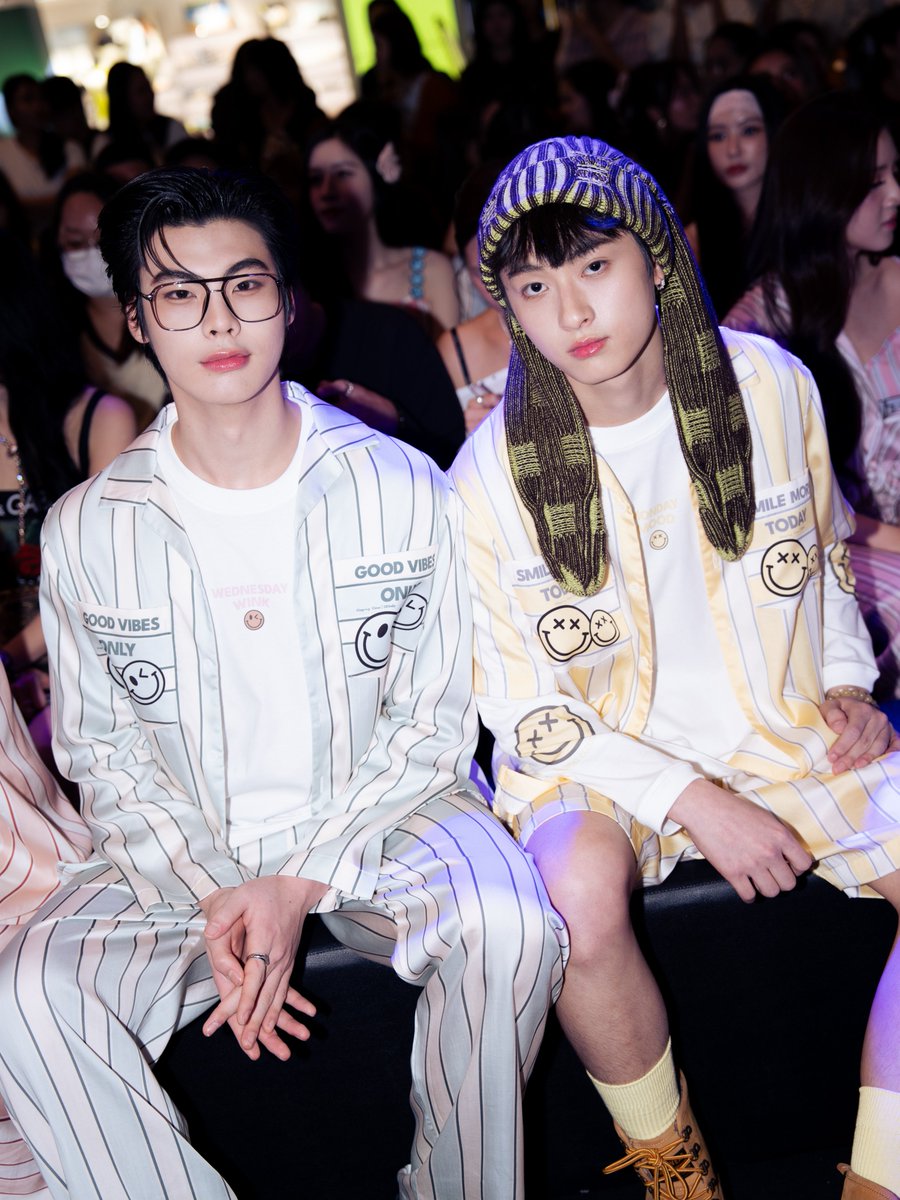 DomundiTV's tweet photo. จบลงไปแล้วสำหรับงาน Siam Center Bangkok International Fashion Week 2026 : Sleeping Cloud ✨

ขอขอบคุณ @siam_center ที่ให้เกียรติ “ธีร์” @tthi_eks และ “เวฟ” @waavetnp ได้มาร่วมงานในวันนี้นะคะ 🥰

ขอขอบคุณแฟน ๆ ทุกคนที่มาเจอกัน รวมถึงแฟน ๆ ที่ส่งกำลังใจ��าให้ทั้งสองคนด้วยนะคะ 🫶🏻

THEEWAVE AT SIAM CENTER BIFW26
#SiamCenterBIFW2026xTHEEWAVE 
#SleepingcloudTH