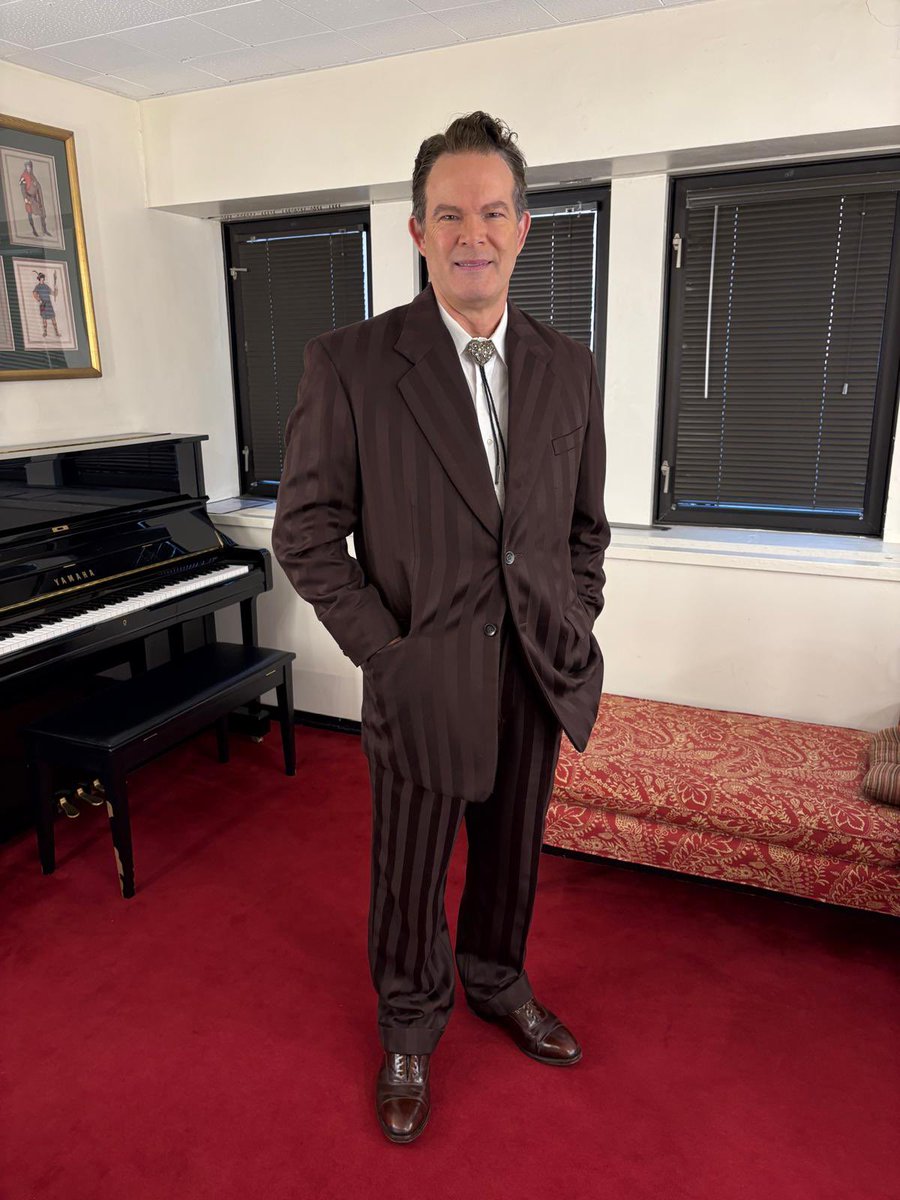 GeraldFinley's tweet photo. 👋 Hello to everyone watching our performance of Così fan tutte today in cinemas as part of the @MetOpera Live in HD series. Here we go! https://t.co/B6RNu2BSNH