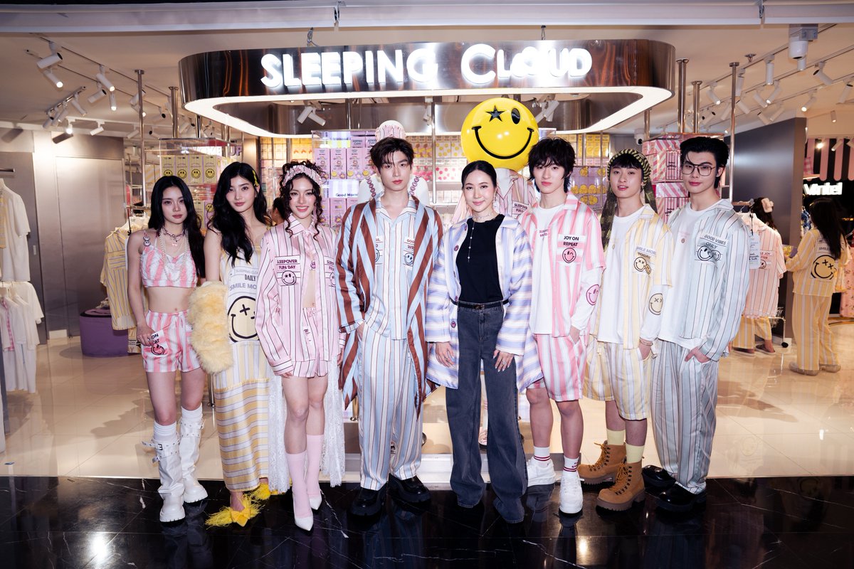 DomundiTV's tweet photo. จบลงไปแล้วสำหรับงาน Siam Center Bangkok International Fashion Week 2026 : Sleeping Cloud ✨

ขอขอบคุณ @siam_center ที่ให้เกียรติ “ธีร์” @tthi_eks และ “เวฟ” @waavetnp ได้มาร่วมงานในวันนี้นะคะ 🥰

ขอขอบคุณแฟน ๆ ทุกคนที่มาเจอกัน รวมถึงแฟน ๆ ที่ส่งกำลังใจ��าให้ทั้งสองคนด้วยนะคะ 🫶🏻

THEEWAVE AT SIAM CENTER BIFW26
#SiamCenterBIFW2026xTHEEWAVE 
#SleepingcloudTH
