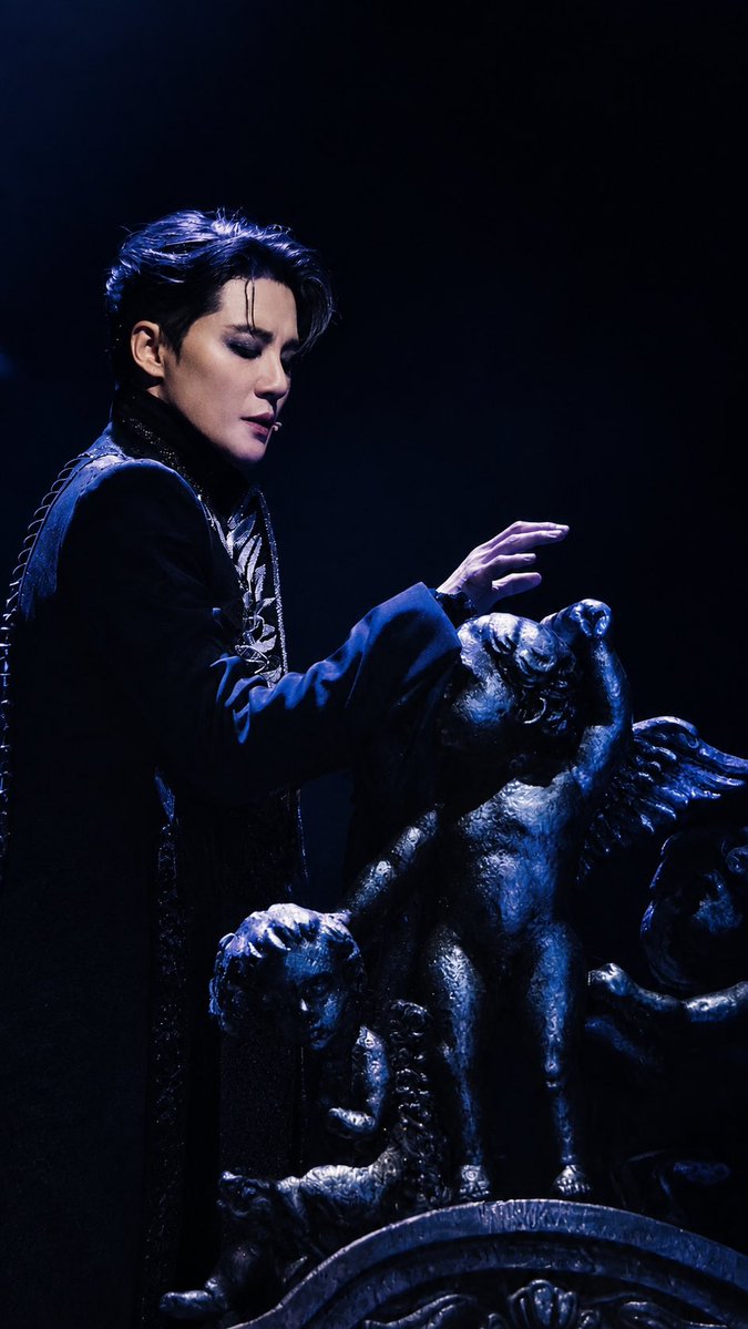 SinabroXIA's tweet photo. 2026.10.03.샤토드 첫공. 

2022 보다 누시즌 샤토드는 또 완전 새롭잖아…

더 깊어진 눈빛이랑 디테일도 미쳤고
더 야르해진 분위기까지 🫠🖤
역시 샤토드는 샤토드다 싶다가도
또 새로운 걸 보여주는 번복준수 진짜 뭐냐고…

첫공부터 이렇게 완벽하면 
이번 시즌 진짜 어떡하라고 🪭💦

#김준수 #엘리자벳 #샤토드 #시아준수 
#KIMJUNSU #ジュンス #金俊秀 #XIA