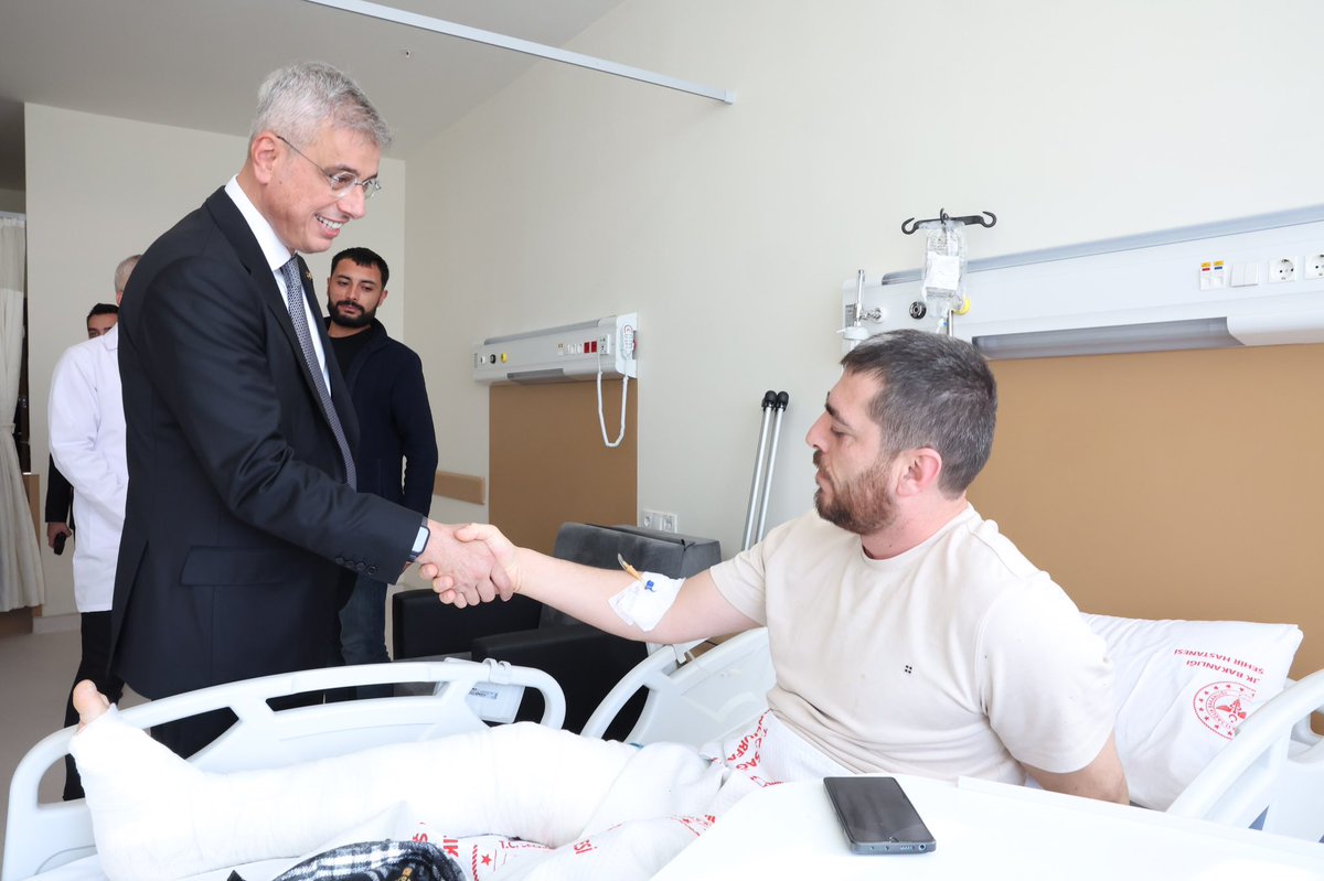 saglikbakanligi's tweet photo. Cumhurbaşkanımız Sayın Recep Tayyip Erdoğan'ın teşrifleriyle Şanlıurfa Şehir Hastanesi Açılış Töreni gerçekleştirildi. 

Yeni sağlık tesisimiz ülkemize ve milletimize hayırlı olsun. 

Sağlıklı Türkiye Yüzyılı 🇹🇷 https://t.co/ZVADz44Jtd