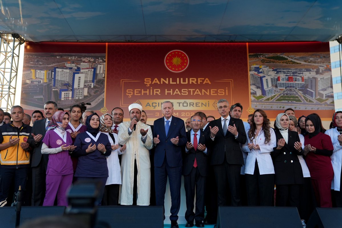 saglikbakanligi's tweet photo. Cumhurbaşkanımız Sayın Recep Tayyip Erdoğan'ın teşrifleriyle Şanlıurfa Şehir Hastanesi Açılış Töreni gerçekleştirildi. 

Yeni sağlık tesisimiz ülkemize ve milletimize hayırlı olsun. 

Sağlıklı Türkiye Yüzyılı 🇹🇷 https://t.co/ZVADz44Jtd