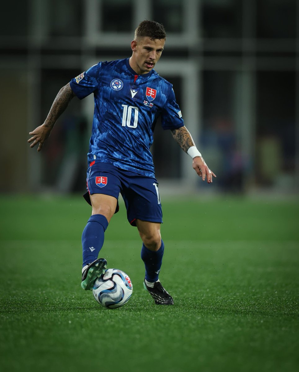 VeronaArb's tweet photo. توماش سوسلوف لاعب وسط هيلاس فيرونا لعب المباراة كاملة مع منتخب بلاده سلوفاكيا ضد منتخب جزر فارو في دوري الأمم الأوروبية. 🟡🔵

* ساهم في الهدف الذي سجله مدافع الخصم بالخطأ.
#NationsLeague #FROSVK 1-1 🇫🇴🇸🇰 https://t.co/bHzoCgJsYX