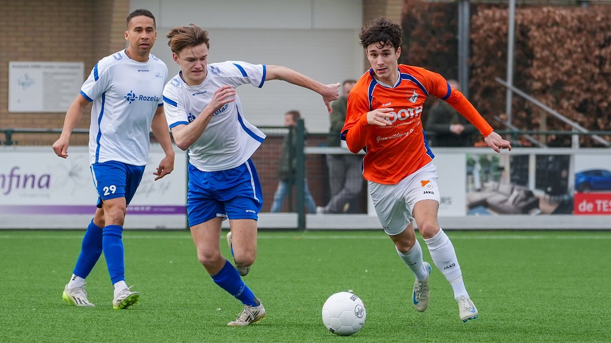 BarneveldseKrnt's tweet photo. SDV Barneveld komt weer niet tot scoren en verliest voor het eerst dit seizoen: [BARNEVELD] SDV Barneveld is de ongeslagen status kwijt. In Aalsmeer was de plaatselijke FC met 2-0 te sterk. Dit betekende ook dat doelman Guus Zuidema voor het eerst een… dlvr.​it/TVm972 https://t.co/Un0aQCemCn