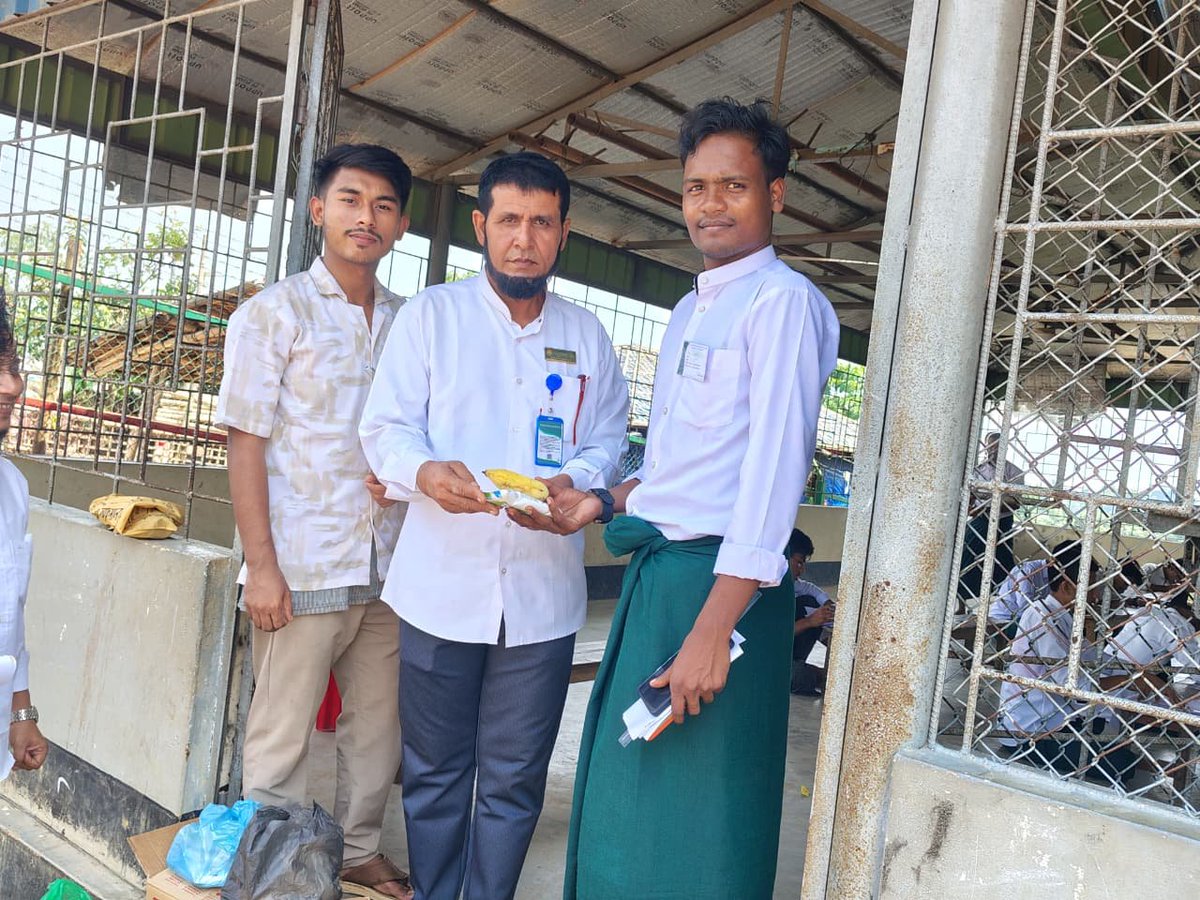 RohingyaSDF's tweet photo. Alhamdulillah! Our students received snacks as a small token of appreciation after completing their Mid-Term Examination under the Examination Board of Rohingya Refugees.

May Allah bless you all with knowledge and success. 

#StudentAppreciation #MidTermExamination #RSDF https://t.co/TnYmha41IM