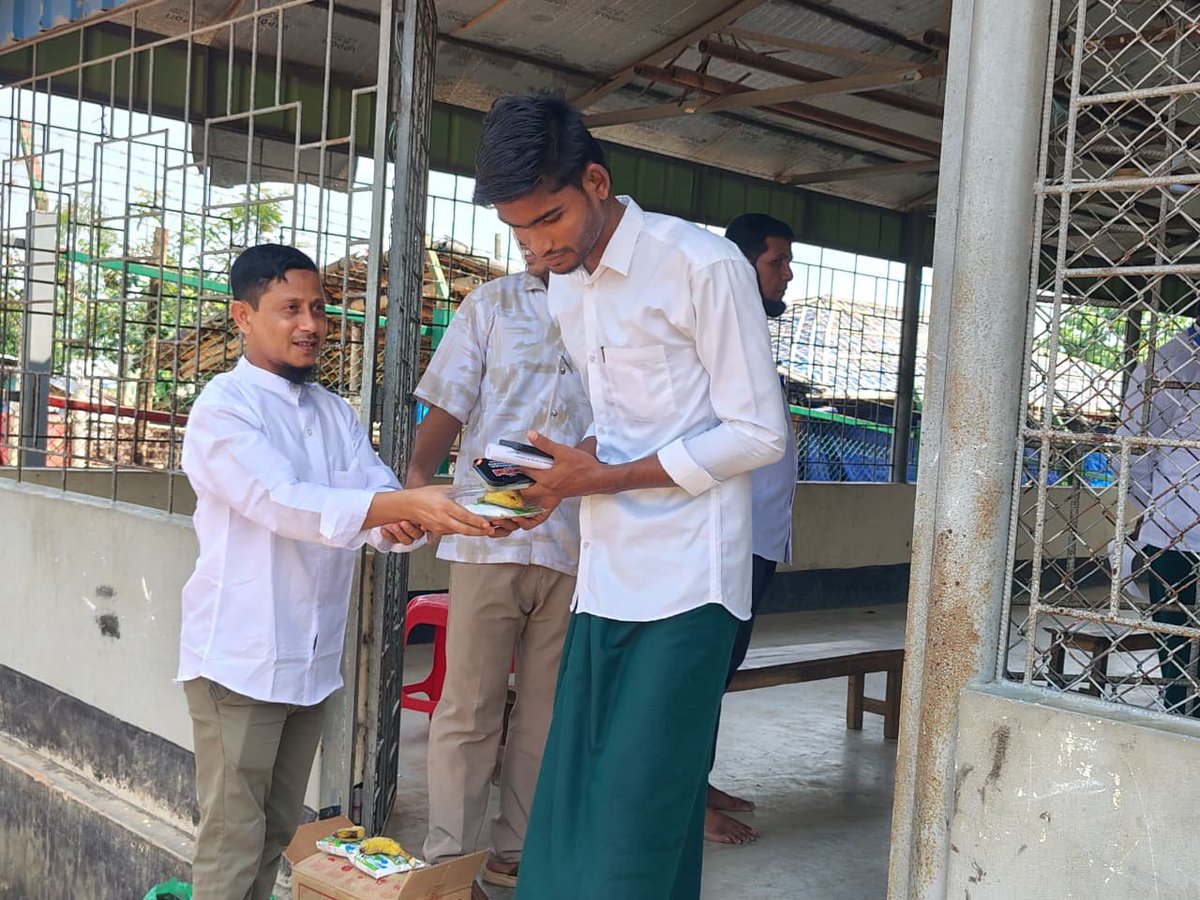 RohingyaSDF's tweet photo. Alhamdulillah! Our students received snacks as a small token of appreciation after completing their Mid-Term Examination under the Examination Board of Rohingya Refugees.

May Allah bless you all with knowledge and success. 

#StudentAppreciation #MidTermExamination #RSDF https://t.co/TnYmha41IM
