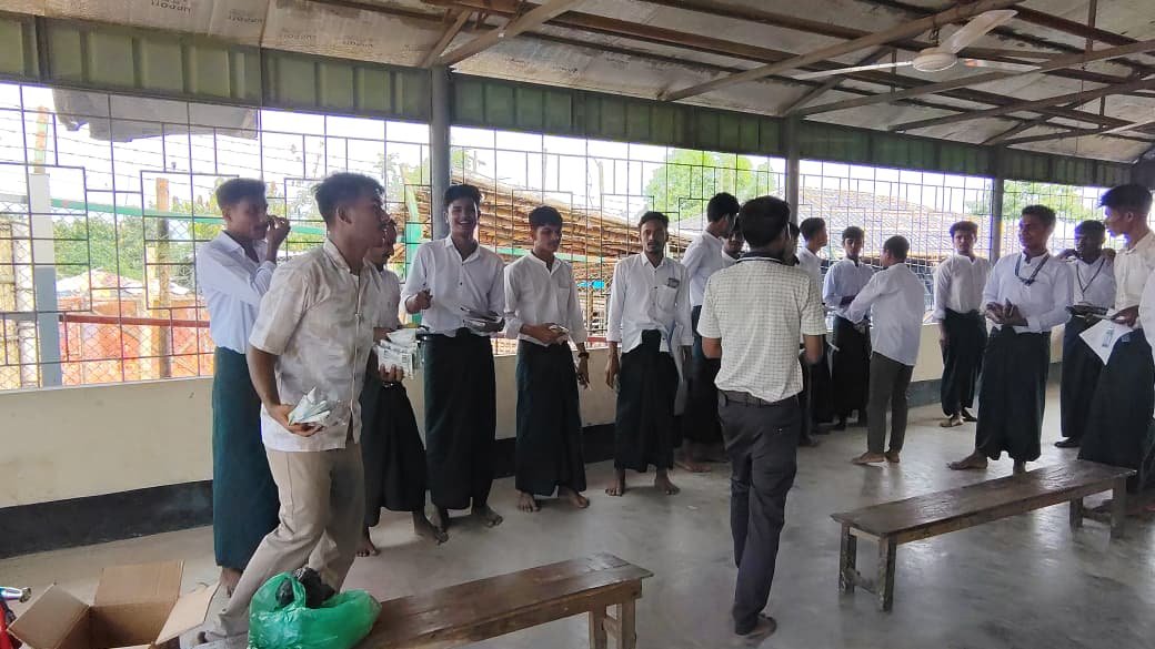 RohingyaSDF's tweet photo. Alhamdulillah! Our students received snacks as a small token of appreciation after completing their Mid-Term Examination under the Examination Board of Rohingya Refugees.

May Allah bless you all with knowledge and success. 

#StudentAppreciation #MidTermExamination #RSDF https://t.co/TnYmha41IM