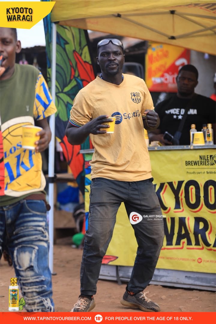 GalaxyFMUg's tweet photo. The people of Nalukolongo have officially accepted the new taste of Kyooto Waragi

#ZzinaLifeStyle | #KyootoGin |
#StrongStartSmoothFinish https://t.co/i77b6GyX3i