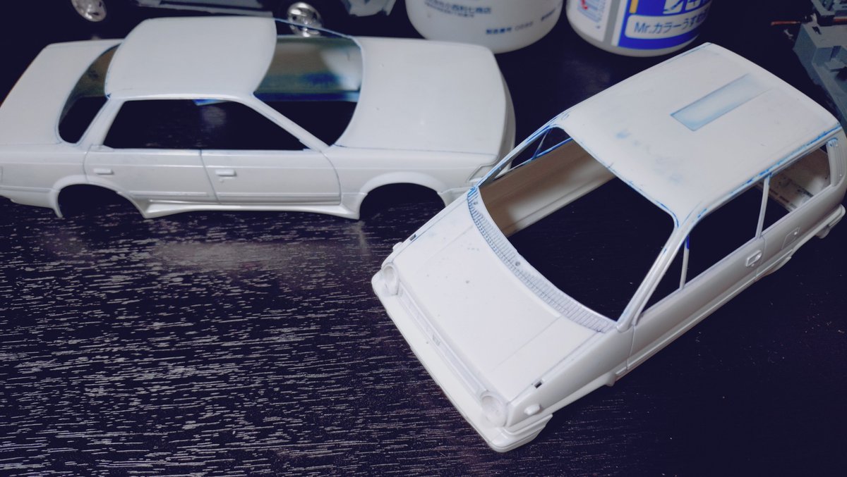 CAXFSA's tweet photo. 青の上に茶系色でゴテゴテなタミヤのシティと、青色でこってり塗られたカリーナEDをシンナーに浸かってもろて地肌を出してもらった。 https://t.co/mzh7cfenzE